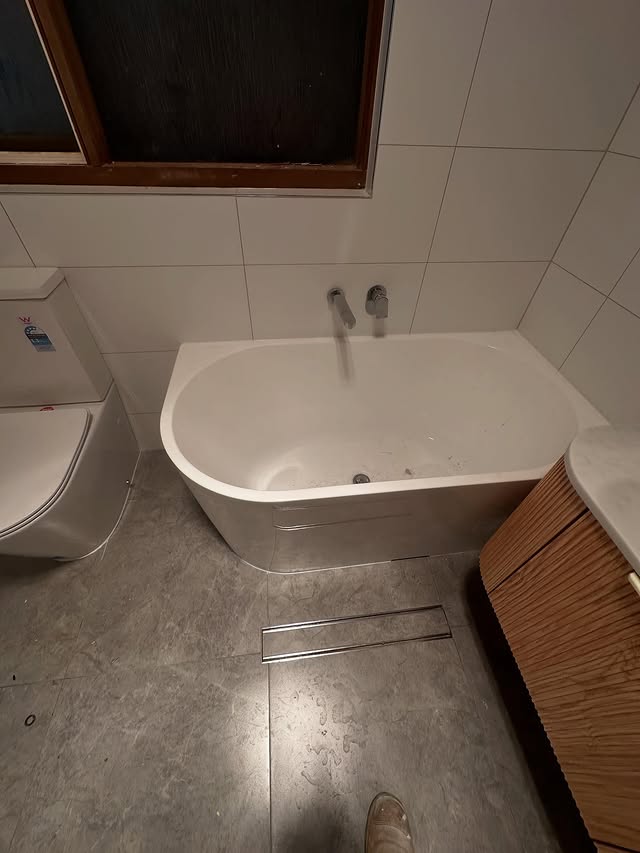 Bathtub and Tiling